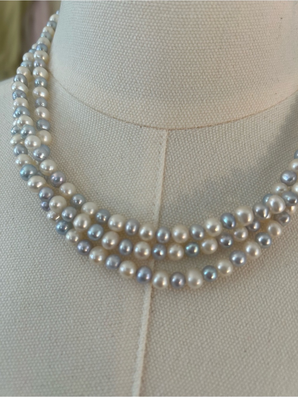 Classic Triple-Strand White Pearl and powder blue necklace - Picture 6 of 6